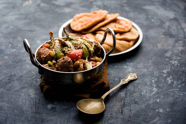 Undhiyu是古吉拉特混合蔬菜 是印度苏拉特的特色菜 在有或没有穷人的碗中食用 — 图库照片