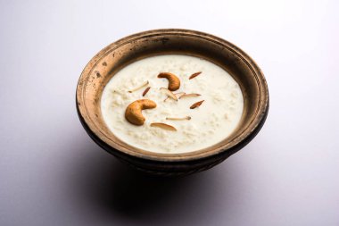 Pirinç Kheer veya Firni veya Chawal ki Khir Hint yarımadasından bir puding, süt, şeker ve Pirinç kaynar tarafından yapılır. Bir kasede servis edilir
