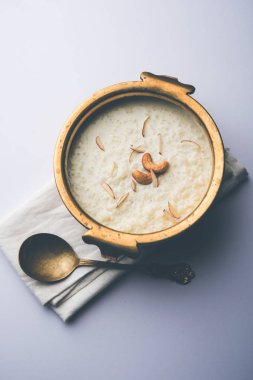 Pirinç Kheer veya Firni veya Chawal ki Khir Hint yarımadasından bir puding, süt, şeker ve Pirinç kaynar tarafından yapılır. Bir kasede servis edilir