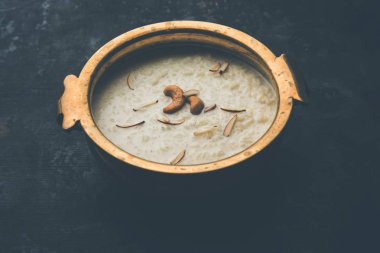 Pirinç Kheer veya Firni veya Chawal ki Khir Hint yarımadasından bir puding, süt, şeker ve Pirinç kaynar tarafından yapılır. Bir kasede servis edilir