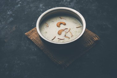 Pirinç Kheer veya Firni veya Chawal ki Khir Hint yarımadasından bir puding, süt, şeker ve Pirinç kaynar tarafından yapılır. Bir kasede servis edilir