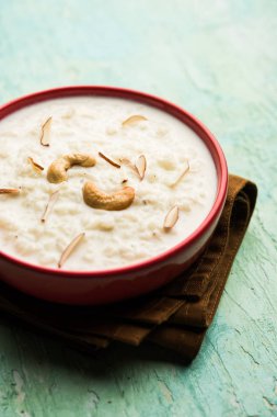 Pirinç Kheer veya Firni veya Chawal ki Khir Hint yarımadasından bir puding, süt, şeker ve Pirinç kaynar tarafından yapılır. Bir kasede servis edilir