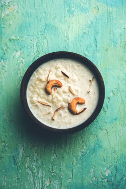 Pirinç Kheer veya Firni veya Chawal ki Khir Hint yarımadasından bir puding, süt, şeker ve Pirinç kaynar tarafından yapılır. Bir kasede servis edilir