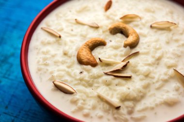 Pirinç Kheer veya Firni veya Chawal ki Khir Hint yarımadasından bir puding, süt, şeker ve Pirinç kaynar tarafından yapılır. Bir kasede servis edilir