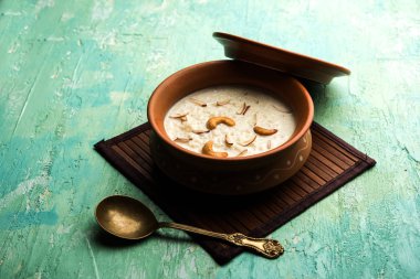 Pirinç Kheer veya Firni veya Chawal ki Khir Hint yarımadasından bir puding, süt, şeker ve Pirinç kaynar tarafından yapılır. Bir kasede servis edilir