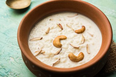 Pirinç Kheer veya Firni veya Chawal ki Khir Hint yarımadasından bir puding, süt, şeker ve Pirinç kaynar tarafından yapılır. Bir kasede servis edilir