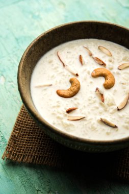 Pirinç Kheer veya Firni veya Chawal ki Khir Hint yarımadasından bir puding, süt, şeker ve Pirinç kaynar tarafından yapılır. Bir kasede servis edilir