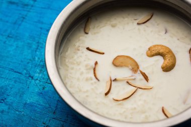 Pirinç Kheer veya Firni veya Chawal ki Khir Hint yarımadasından bir puding, süt, şeker ve Pirinç kaynar tarafından yapılır. Bir kasede servis edilir