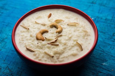Pirinç Kheer veya Firni veya Chawal ki Khir Hint yarımadasından bir puding, süt, şeker ve Pirinç kaynar tarafından yapılır. Bir kasede servis edilir