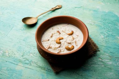 Pirinç Kheer veya Firni veya Chawal ki Khir Hint yarımadasından bir puding, süt, şeker ve Pirinç kaynar tarafından yapılır. Bir kasede servis edilir