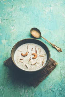 Pirinç Kheer veya Firni veya Chawal ki Khir Hint yarımadasından bir puding, süt, şeker ve Pirinç kaynar tarafından yapılır. Bir kasede servis edilir