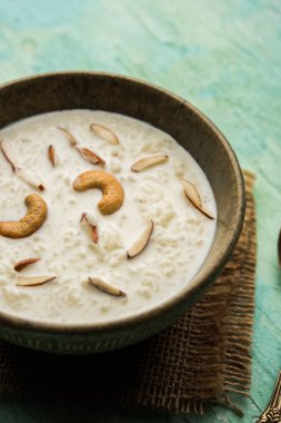 Pirinç Kheer veya Firni veya Chawal ki Khir Hint yarımadasından bir puding, süt, şeker ve Pirinç kaynar tarafından yapılır. Bir kasede servis edilir