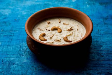 Pirinç Kheer veya Firni veya Chawal ki Khir Hint yarımadasından bir puding, süt, şeker ve Pirinç kaynar tarafından yapılır. Bir kasede servis edilir