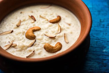 Pirinç Kheer veya Firni veya Chawal ki Khir Hint yarımadasından bir puding, süt, şeker ve Pirinç kaynar tarafından yapılır. Bir kasede servis edilir