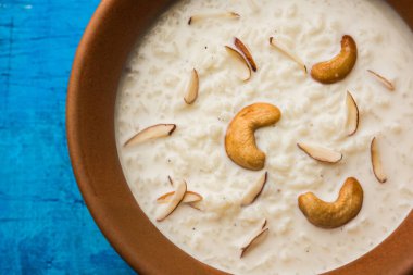 Pirinç Kheer veya Firni veya Chawal ki Khir Hint yarımadasından bir puding, süt, şeker ve Pirinç kaynar tarafından yapılır. Bir kasede servis edilir