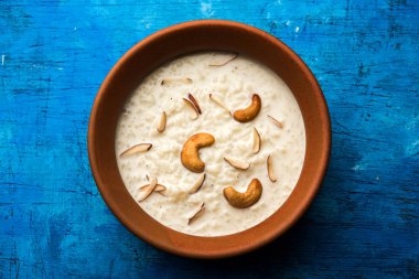 Pirinç Kheer veya Firni veya Chawal ki Khir Hint yarımadasından bir puding, süt, şeker ve Pirinç kaynar tarafından yapılır. Bir kasede servis edilir