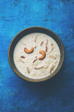 Pirinç Kheer veya Firni veya Chawal ki Khir Hint yarımadasından bir puding, süt, şeker ve Pirinç kaynar tarafından yapılır. Bir kasede servis edilir