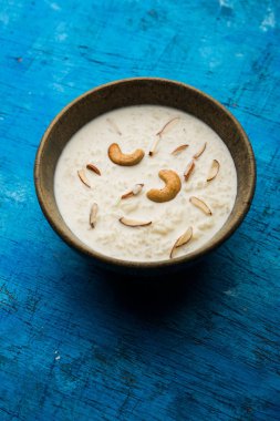 Pirinç Kheer veya Firni veya Chawal ki Khir Hint yarımadasından bir puding, süt, şeker ve Pirinç kaynar tarafından yapılır. Bir kasede servis edilir