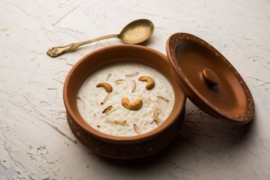 Pirinç Kheer veya Firni veya Chawal ki Khir Hint yarımadasından bir puding, süt, şeker ve Pirinç kaynar tarafından yapılır. Bir kasede servis edilir