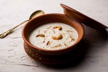 Pirinç Kheer veya Firni veya Chawal ki Khir Hint yarımadasından bir puding, süt, şeker ve Pirinç kaynar tarafından yapılır. Bir kasede servis edilir