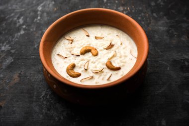 Pirinç Kheer veya Firni veya Chawal ki Khir Hint yarımadasından bir puding, süt, şeker ve Pirinç kaynar tarafından yapılır. Bir kasede servis edilir