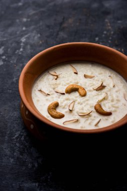 Pirinç Kheer veya Firni veya Chawal ki Khir Hint yarımadasından bir puding, süt, şeker ve Pirinç kaynar tarafından yapılır. Bir kasede servis edilir