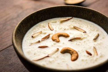 Pirinç Kheer veya Firni veya Chawal ki Khir Hint yarımadasından bir puding, süt, şeker ve Pirinç kaynar tarafından yapılır. Bir kasede servis edilir