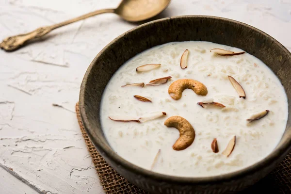 Pirinç Kheer veya Firni veya Chawal ki Khir Hint yarımadasından bir puding, süt, şeker ve Pirinç kaynar tarafından yapılır. Bir kasede servis edilir