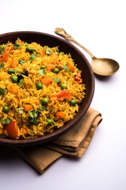 Tawa Pulao/Pulav/Pilav/Pilau, basmati pirinç, sebze ve baharatkullanılarak yapılan bir Hint Sokak Yemeğidir. Seçici odaklama