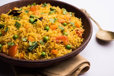 Tawa Pulao/Pulav/Pilav/Pilau, basmati pirinç, sebze ve baharatkullanılarak yapılan bir Hint Sokak Yemeğidir. Seçici odaklama