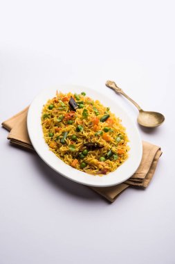 Tawa Pulao/Pulav/Pilav/Pilau, basmati pirinç, sebze ve baharatkullanılarak yapılan bir Hint Sokak Yemeğidir. Seçici odaklama