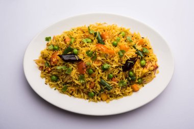 Tawa Pulao/Pulav/Pilav/Pilau, basmati pirinç, sebze ve baharatkullanılarak yapılan bir Hint Sokak Yemeğidir. Seçici odaklama