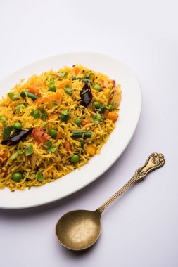 Tawa Pulao/Pulav/Pilav/Pilau, basmati pirinç, sebze ve baharatkullanılarak yapılan bir Hint Sokak Yemeğidir. Seçici odaklama