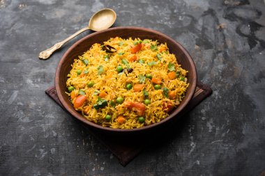 Tawa Pulao/Pulav/Pilav/Pilau, basmati pirinç, sebze ve baharatkullanılarak yapılan bir Hint Sokak Yemeğidir. Seçici odaklama
