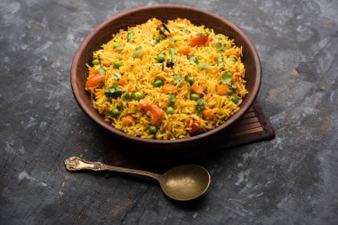 Tawa Pulao/Pulav/Pilav/Pilau, basmati pirinç, sebze ve baharatkullanılarak yapılan bir Hint Sokak Yemeğidir. Seçici odaklama
