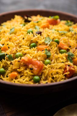 Tawa Pulao/Pulav/Pilav/Pilau, basmati pirinç, sebze ve baharatkullanılarak yapılan bir Hint Sokak Yemeğidir. Seçici odaklama