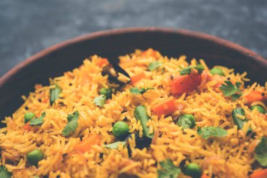 Tawa Pulao/Pulav/Pilav/Pilau, basmati pirinç, sebze ve baharatkullanılarak yapılan bir Hint Sokak Yemeğidir. Seçici odaklama