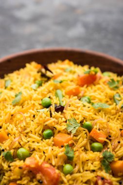 Tawa Pulao/Pulav/Pilav/Pilau, basmati pirinç, sebze ve baharatkullanılarak yapılan bir Hint Sokak Yemeğidir. Seçici odaklama