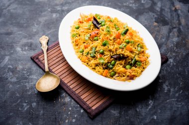 Tawa Pulao/Pulav/Pilav/Pilau, basmati pirinç, sebze ve baharatkullanılarak yapılan bir Hint Sokak Yemeğidir. Seçici odaklama