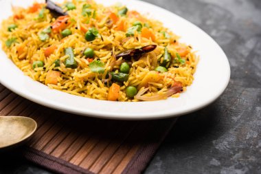 Tawa Pulao/Pulav/Pilav/Pilau, basmati pirinç, sebze ve baharatkullanılarak yapılan bir Hint Sokak Yemeğidir. Seçici odaklama