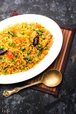 Tawa Pulao/Pulav/Pilav/Pilau, basmati pirinç, sebze ve baharatkullanılarak yapılan bir Hint Sokak Yemeğidir. Seçici odaklama