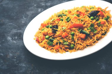 Tawa Pulao/Pulav/Pilav/Pilau, basmati pirinç, sebze ve baharatkullanılarak yapılan bir Hint Sokak Yemeğidir. Seçici odaklama