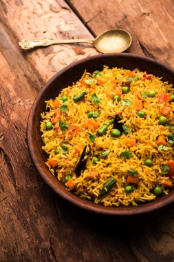 Tawa Pulao/Pulav/Pilav/Pilau, basmati pirinç, sebze ve baharatkullanılarak yapılan bir Hint Sokak Yemeğidir. Seçici odaklama