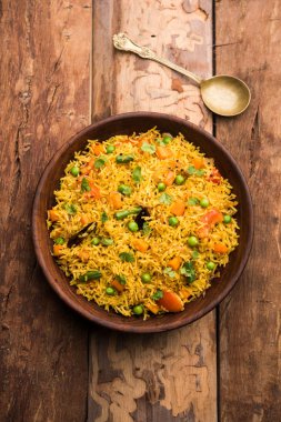 Tawa Pulao/Pulav/Pilav/Pilau, basmati pirinç, sebze ve baharatkullanılarak yapılan bir Hint Sokak Yemeğidir. Seçici odaklama