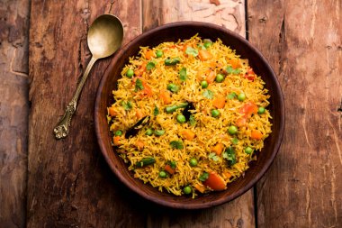 Tawa Pulao/Pulav/Pilav/Pilau, basmati pirinç, sebze ve baharatkullanılarak yapılan bir Hint Sokak Yemeğidir. Seçici odaklama
