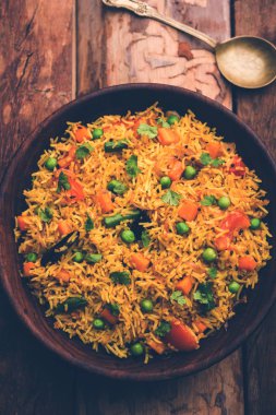 Tawa Pulao/Pulav/Pilav/Pilau, basmati pirinç, sebze ve baharatkullanılarak yapılan bir Hint Sokak Yemeğidir. Seçici odaklama