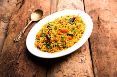 Tawa Pulao/Pulav/Pilav/Pilau, basmati pirinç, sebze ve baharatkullanılarak yapılan bir Hint Sokak Yemeğidir. Seçici odaklama