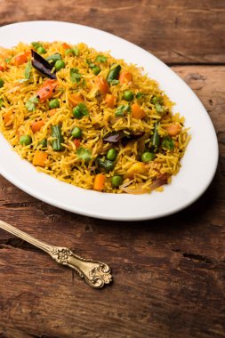 Tawa Pulao/Pulav/Pilav/Pilau, basmati pirinç, sebze ve baharatkullanılarak yapılan bir Hint Sokak Yemeğidir. Seçici odaklama