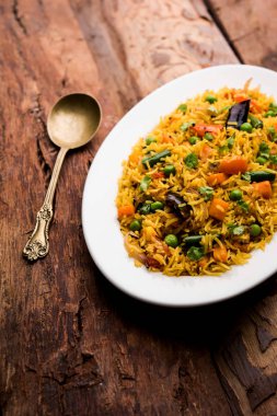 Tawa Pulao/Pulav/Pilav/Pilau, basmati pirinç, sebze ve baharatkullanılarak yapılan bir Hint Sokak Yemeğidir. Seçici odaklama