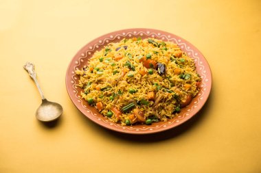 Tawa Pulao/Pulav/Pilav/Pilau, basmati pirinç, sebze ve baharatkullanılarak yapılan bir Hint Sokak Yemeğidir. Seçici odaklama